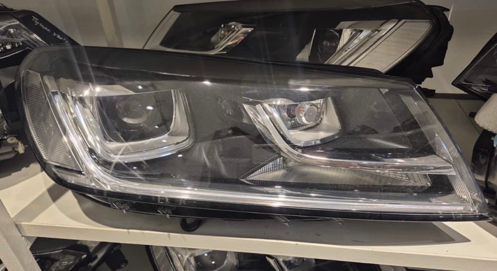 Volkswagen tourage headlight